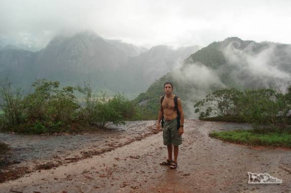 Caminhando sobre uma das grandes rochas na região de Pancas, nos Pontões Capixabas, noroeste do Espírito Santo (foto de Dez/2008)